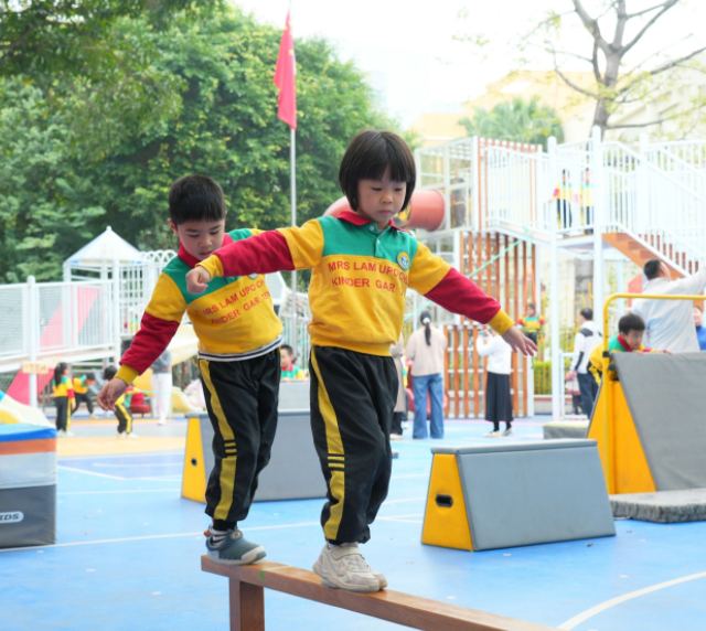 教师先行课程浸润家园校协同构建起三位一体的幼小